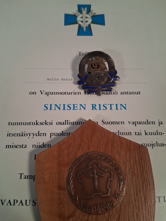Arvomerkkejä ja miekat