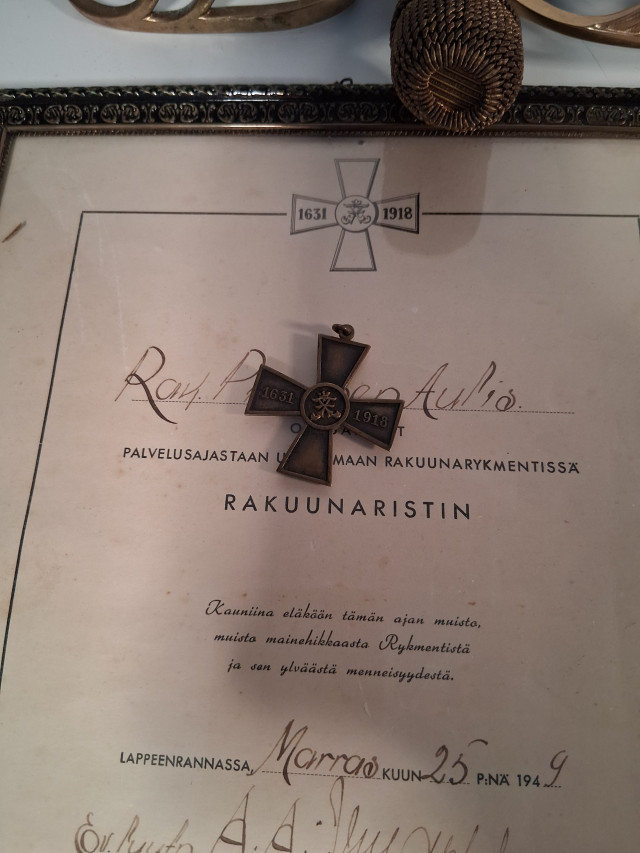 Arvomerkkejä ja miekat