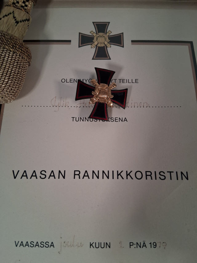 Arvomerkkejä ja miekat