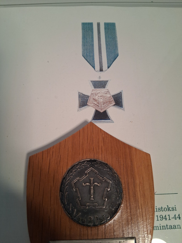 Arvomerkkejä ja miekat