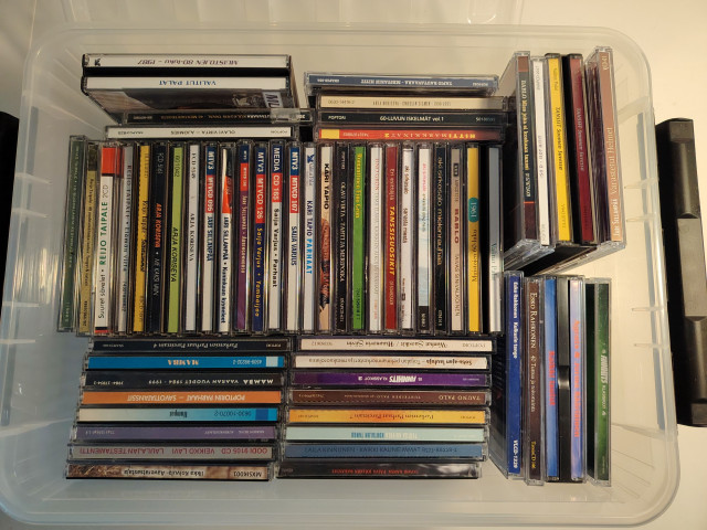 Erä cd-levyjä, suomalaista iskelmää ja pop-musiikkia