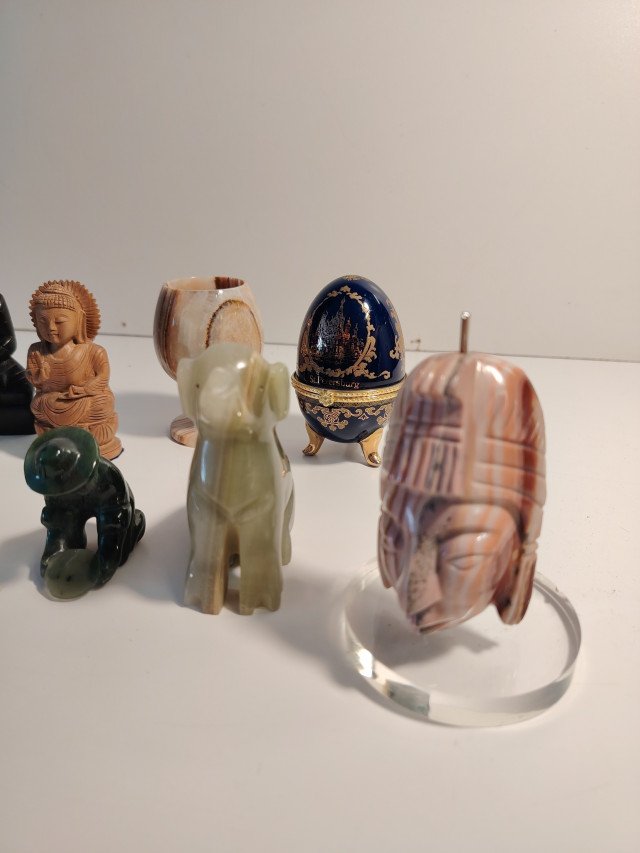 Erilaisia figuureja eri kivilajeista, puusta ja keramiikasta