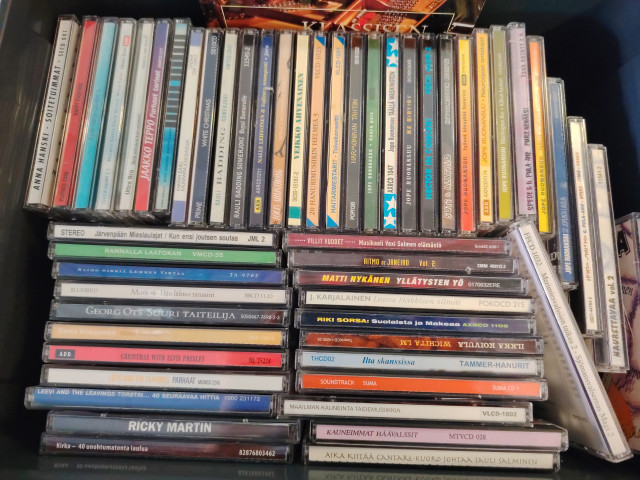 Kaksi laatikollista cd-levyjä
