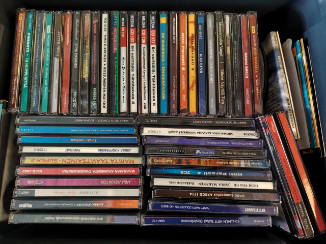 Kaksi laatikollista cd-levyjä