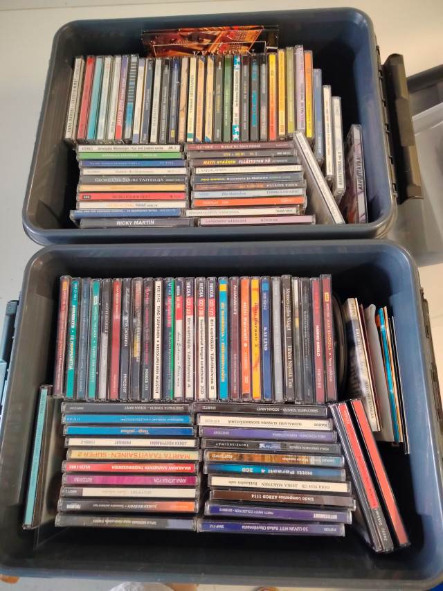 Kaksi laatikollista cd-levyjä