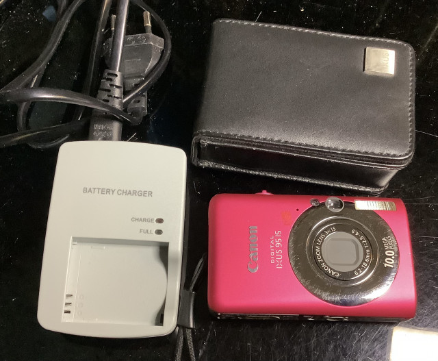 Canon Ixus digikamera, laukku, muistikortti ja laturi