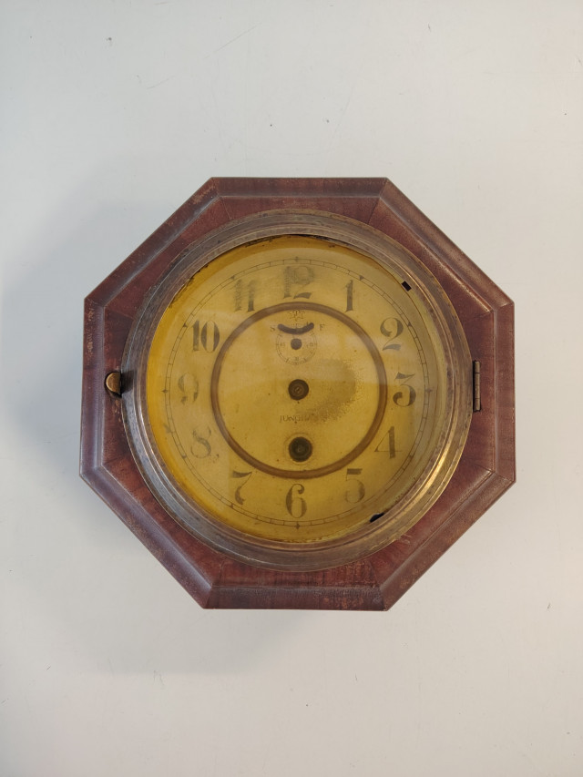 Junghans-merimieskello 1800- tai 1900-luvulta.