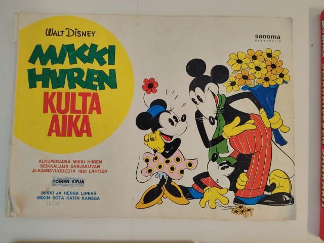 Walt Disney lehdet ja Aku Ankka kirja