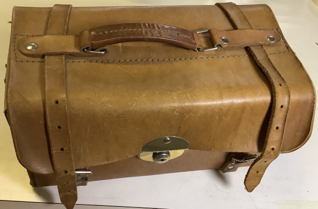 Nahkalaukku, lukossa, pituus 31 cm