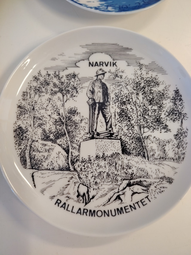 Seinälautaset posliinia 4kpl
