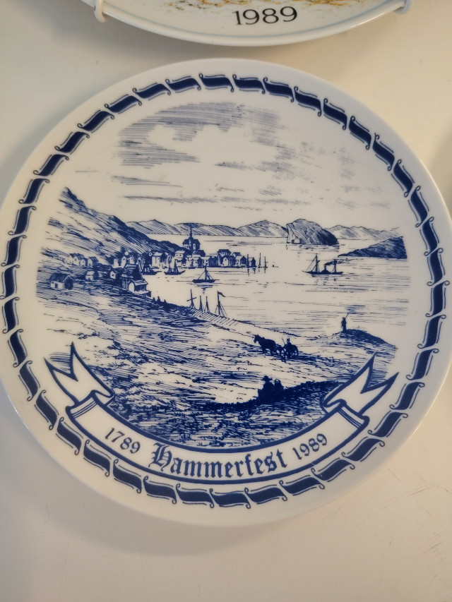 Seinälautaset posliinia 4kpl