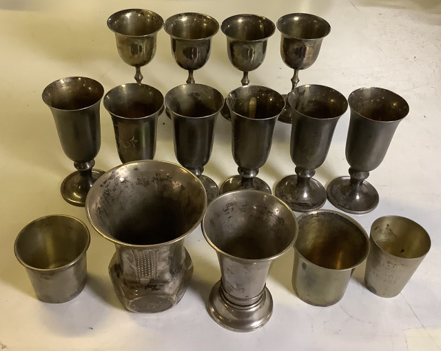 Pieniä metallipikareita