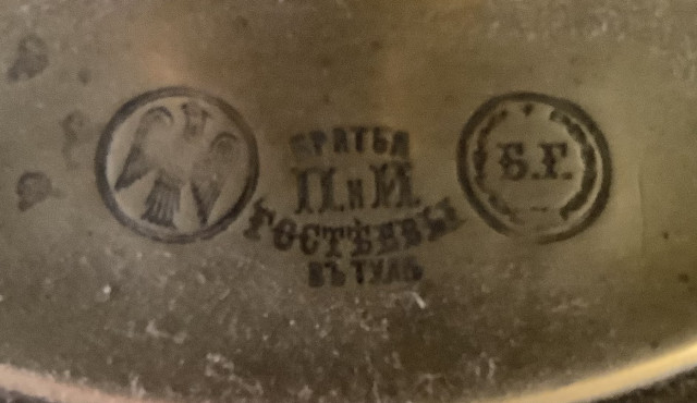 Tulan kaupungissa valmistettu venäläinen antiikkisamovaari vuodelta 1885
