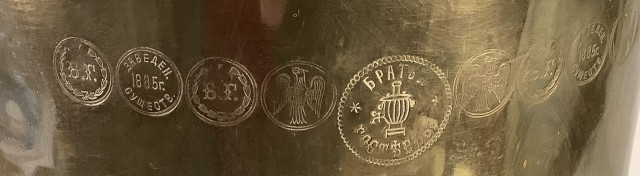 Tulan kaupungissa valmistettu venäläinen antiikkisamovaari vuodelta 1885