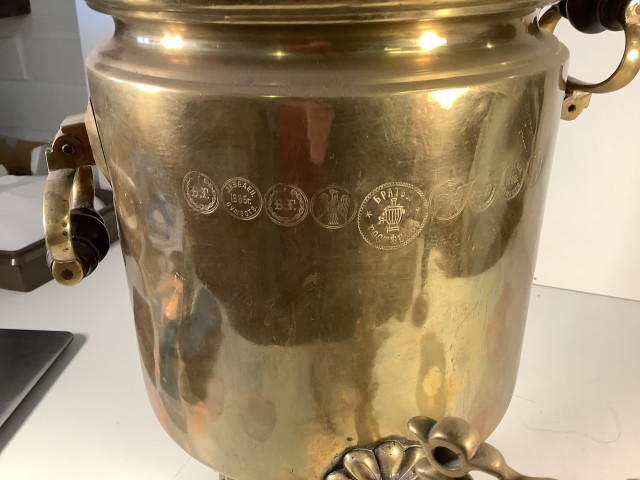 Tulan kaupungissa valmistettu venäläinen antiikkisamovaari vuodelta 1885