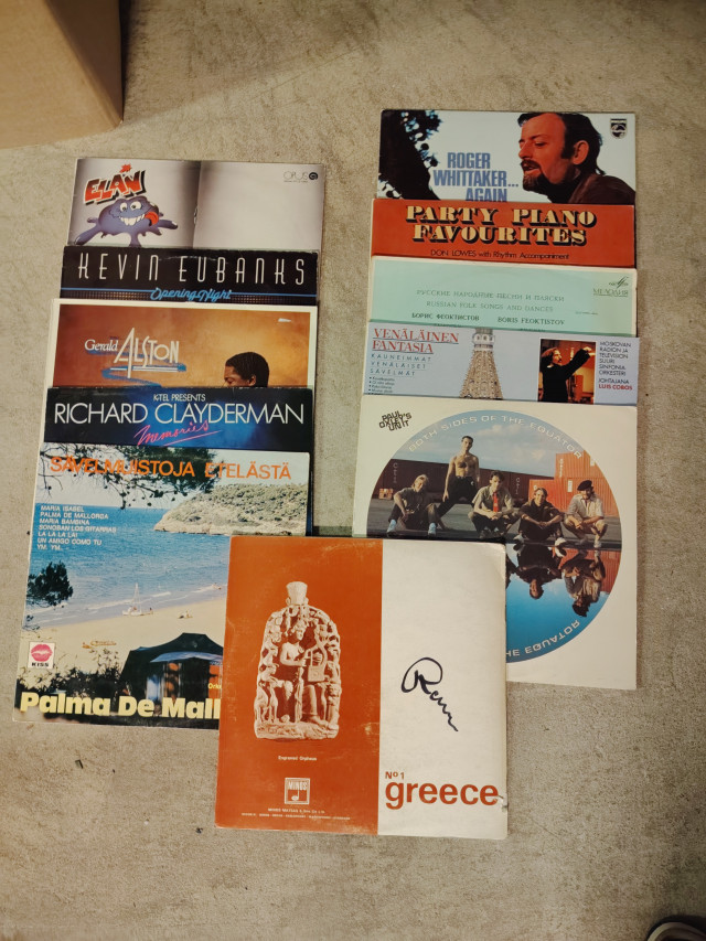 LP-levyt 11KPL, Nro.1 Greece levyssä Remun nimikirjoitus