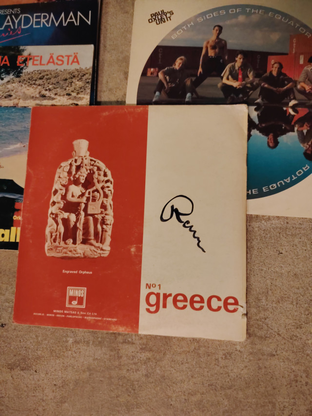 LP-levyt 11KPL, Nro.1 Greece levyssä Remun nimikirjoitus