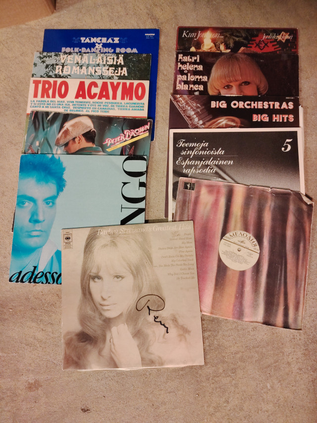 LP-levyt 11kpl Barbara Streisandin levyssä Remun nimikirjoitus