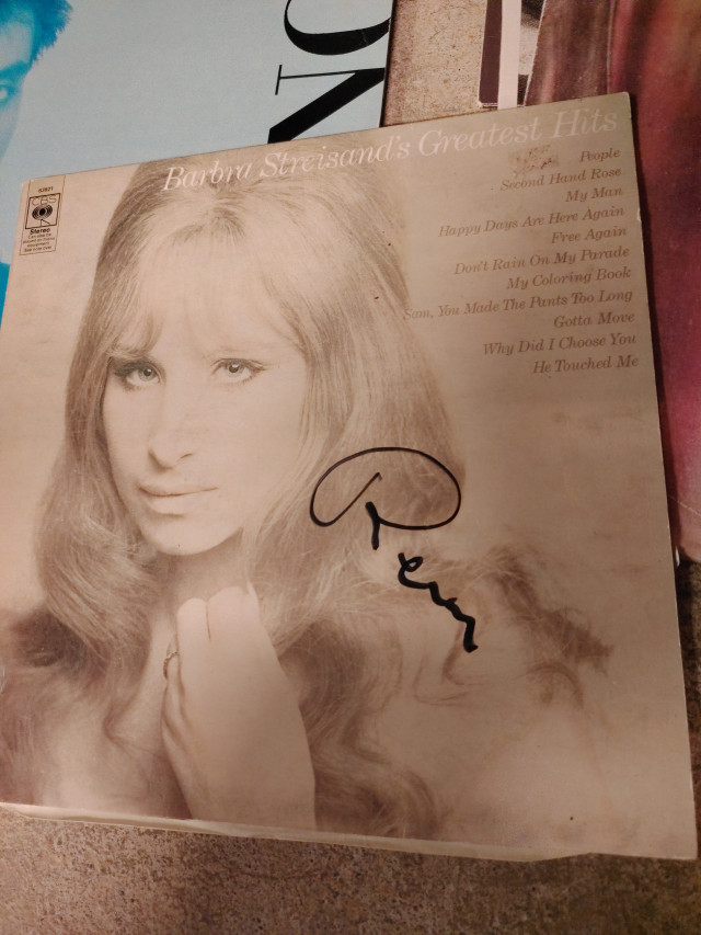 LP-levyt 11kpl Barbara Streisandin levyssä Remun nimikirjoitus