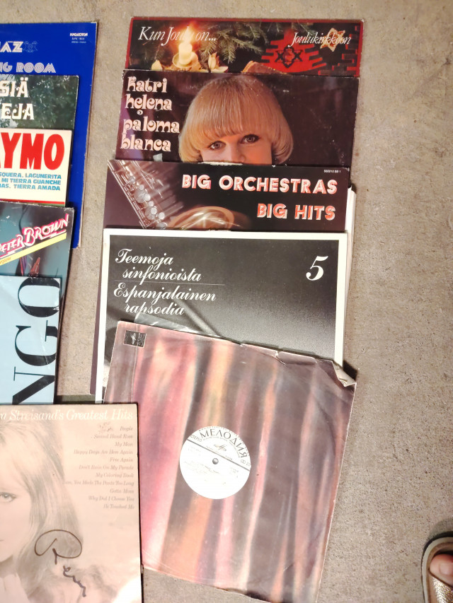 LP-levyt 11kpl Barbara Streisandin levyssä Remun nimikirjoitus