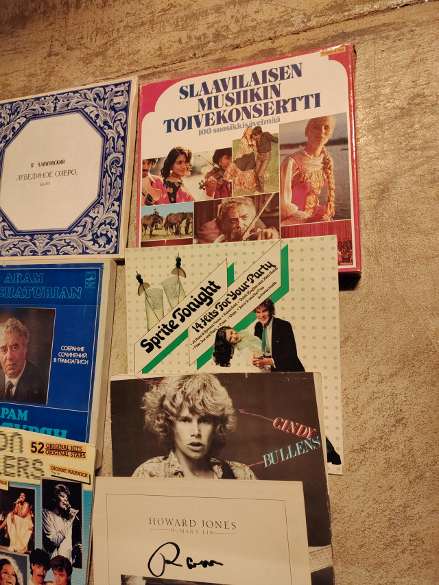 LP-levykokoelmaa ym. Howard Jonesin levyssä Remun nimikirjoitus