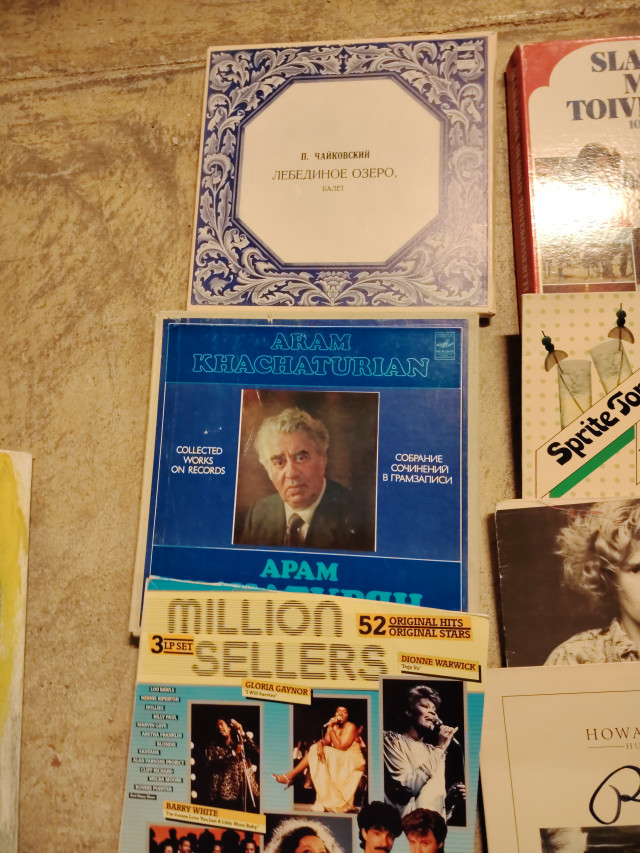 LP-levykokoelmaa ym. Howard Jonesin levyssä Remun nimikirjoitus