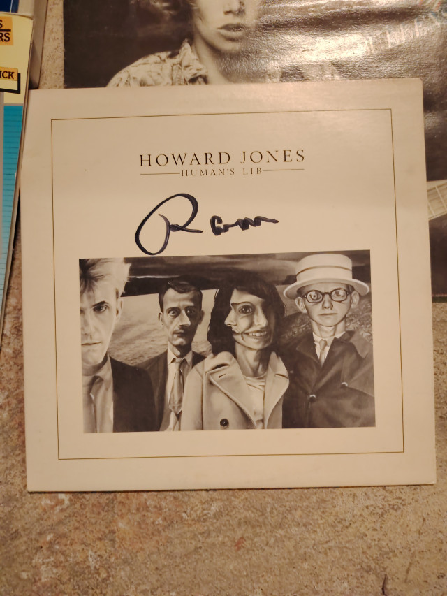 LP-levykokoelmaa ym. Howard Jonesin levyssä Remun nimikirjoitus