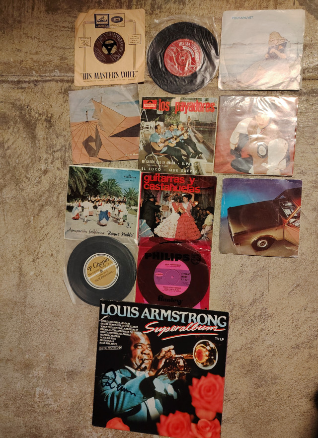 Single levyjä ja Remun allekirjoituksella Louis Armstrongin Lp levy