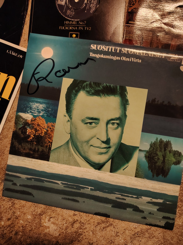 Singlejä ja Olavi Virta LP-levy Remun nimikirjoituksella