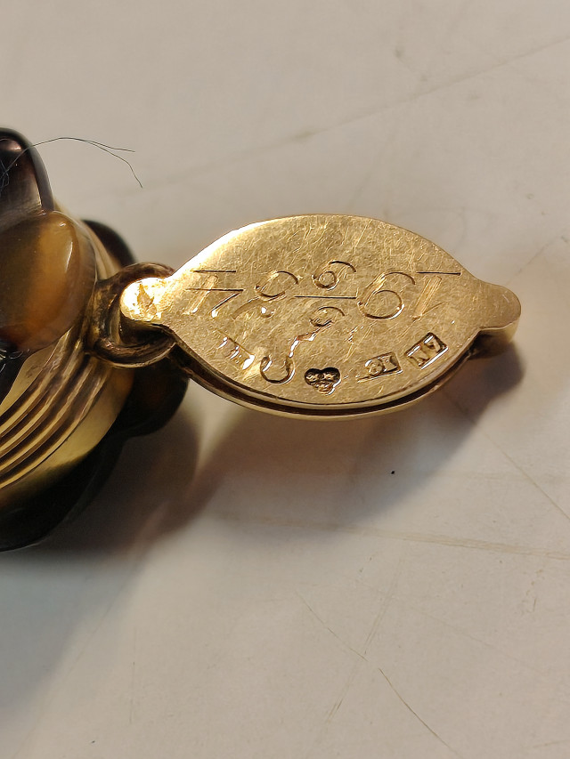 Lornjetti sisältää 18k kultaa