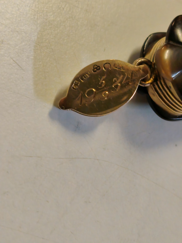 Lornjetti sisältää 18k kultaa