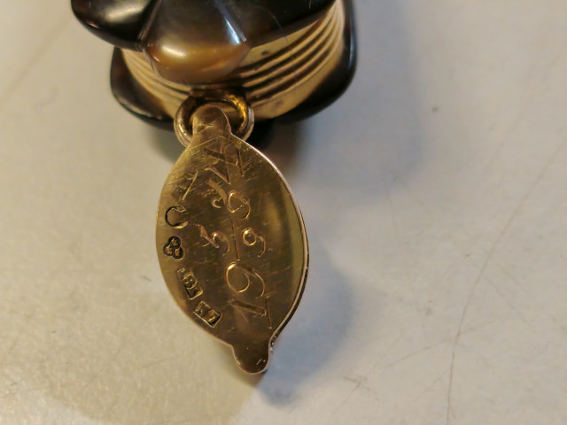 Lornjetti sisältää 18k kultaa