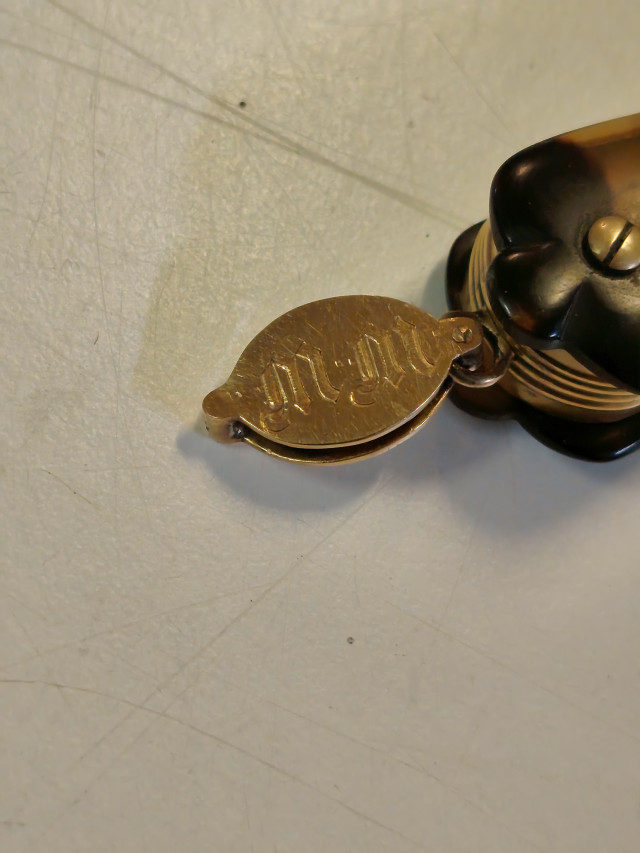 Lornjetti sisältää 18k kultaa