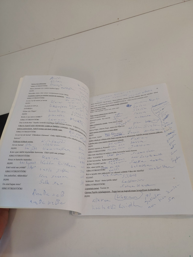 Peppi Pitkätossu ääni näytelmän käsikirjoituslehtinen