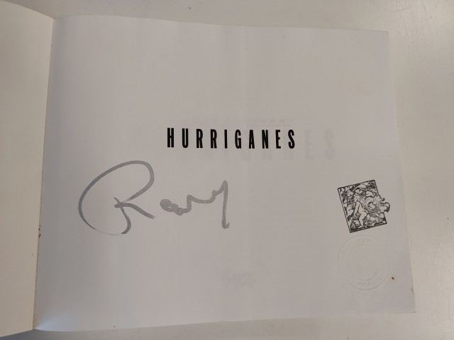 Hurriganes kirja Remun nimikirjoituksella