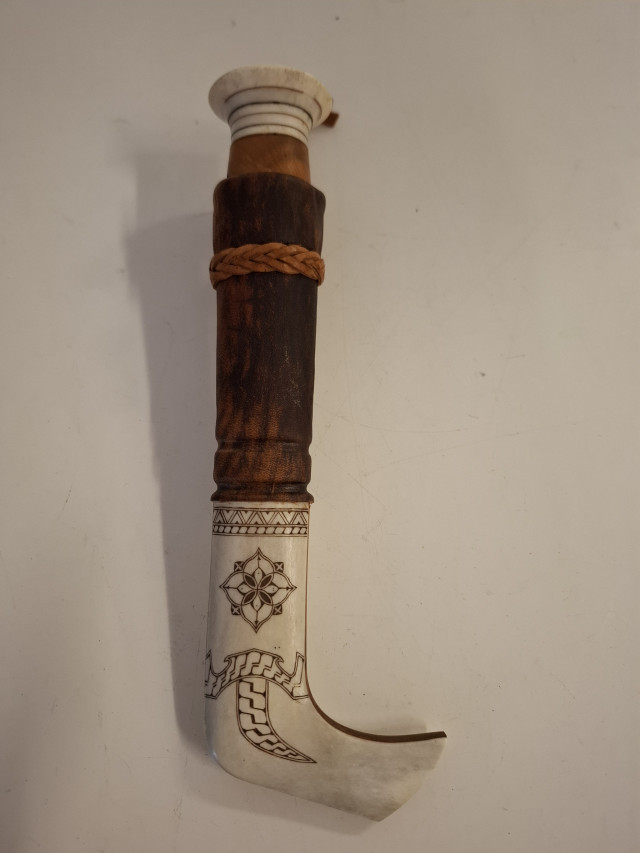 Lapinpuukko materiaaleina luu, nahka, visakoivu, teräs