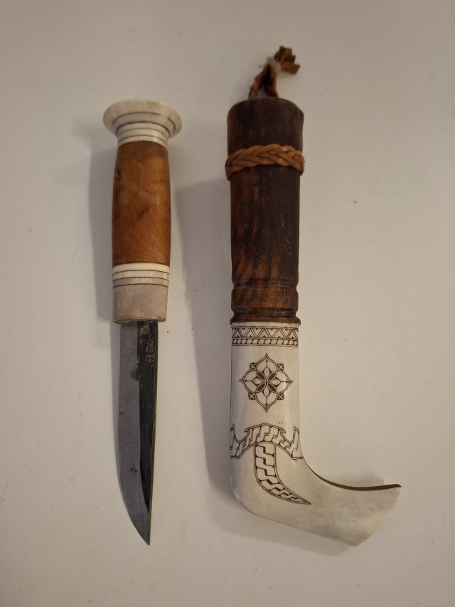 Lapinpuukko materiaaleina luu, nahka, visakoivu, teräs