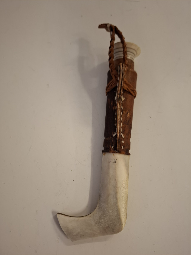 Lapinpuukko materiaaleina luu, nahka, visakoivu, teräs