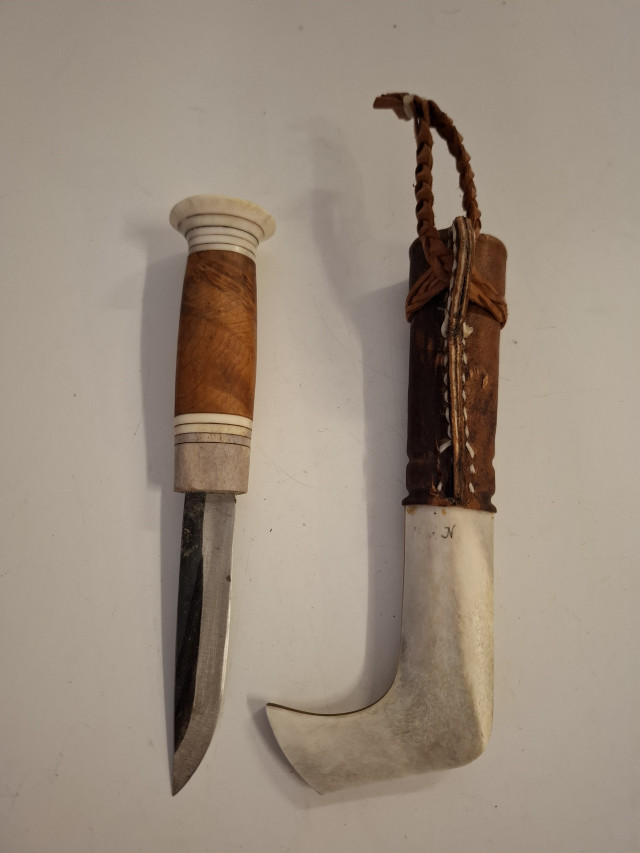 Lapinpuukko materiaaleina luu, nahka, visakoivu, teräs