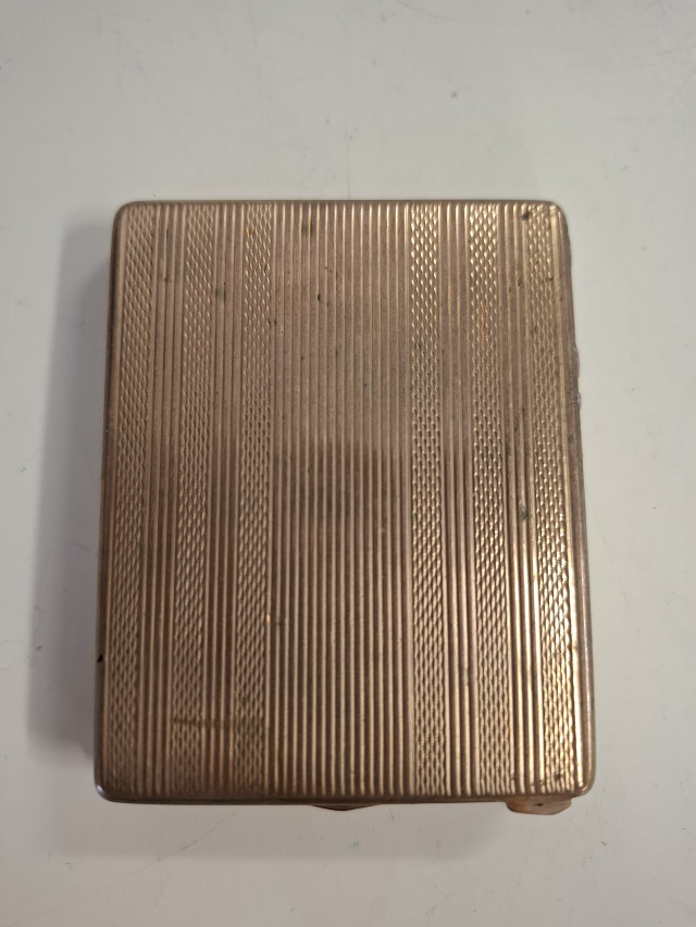 Messinkinen puuterirasia