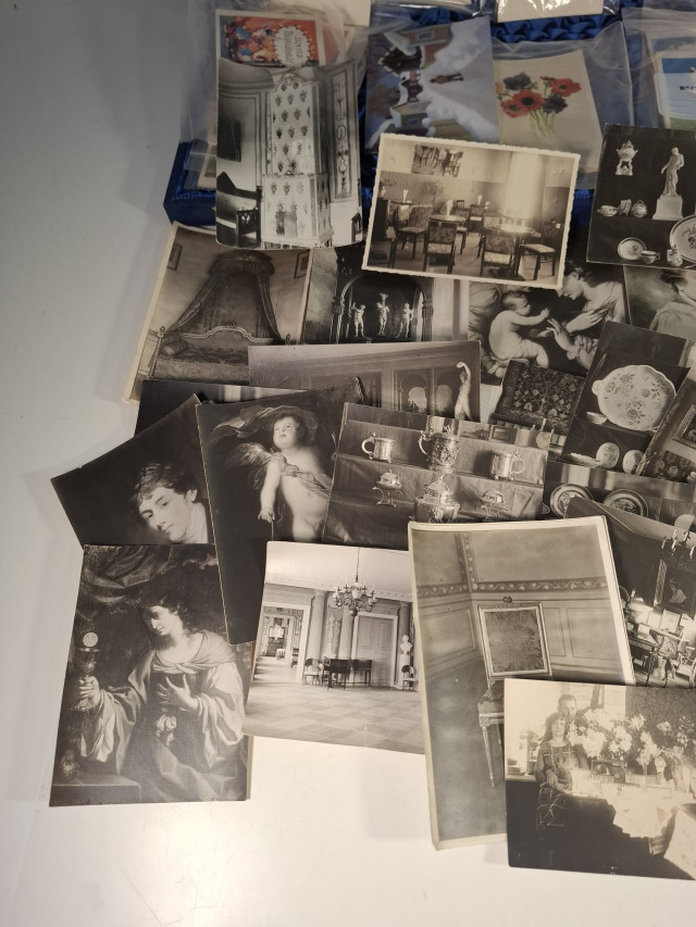 Iso rasiallinen vintage postikortteja ja vanhoja mv-valokuvia