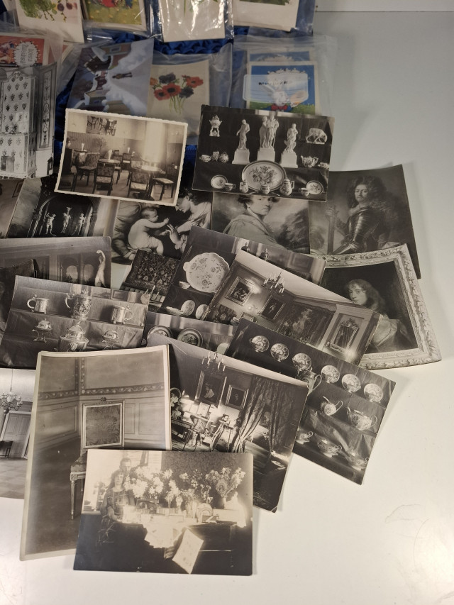 Iso rasiallinen vintage postikortteja ja vanhoja mv-valokuvia