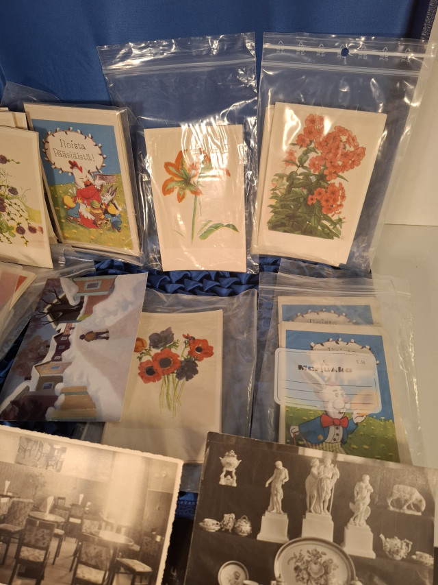 Iso rasiallinen vintage postikortteja ja vanhoja mv-valokuvia