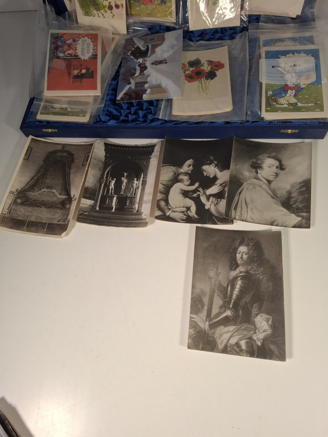 Iso rasiallinen vintage postikortteja ja vanhoja mv-valokuvia