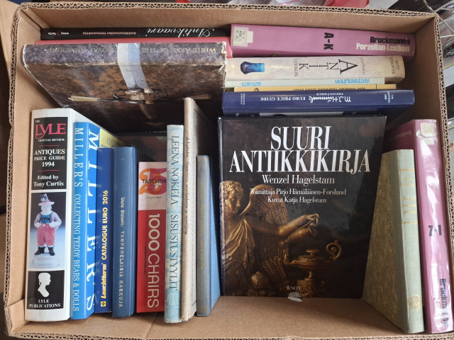 Laatikko kirjojamm. Suuri antiikkikirja, Tamperelaisia kaskuja, vemäläistä posliinia, antiikkikirja