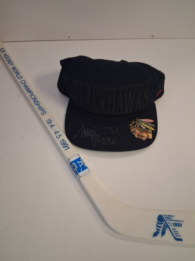 Antti Jussi Niemen signeerattu lippis ja MM maila