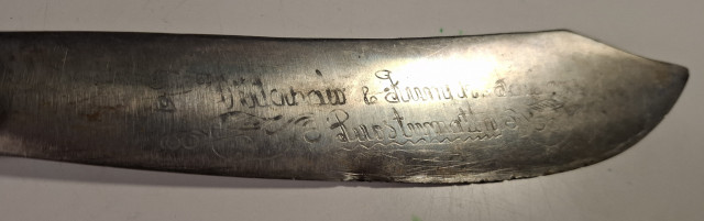 Vanha puukko tekstillä ja Suomi tinatuoppi