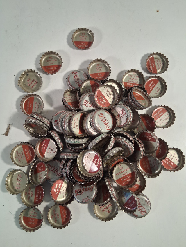 Vanhoja Coca Cola keräily korkkeja