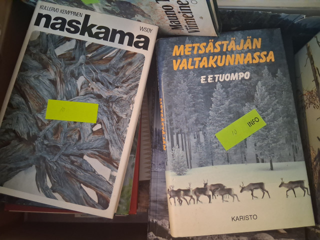 Erä ja Kalastus kirjoja laatikollinen