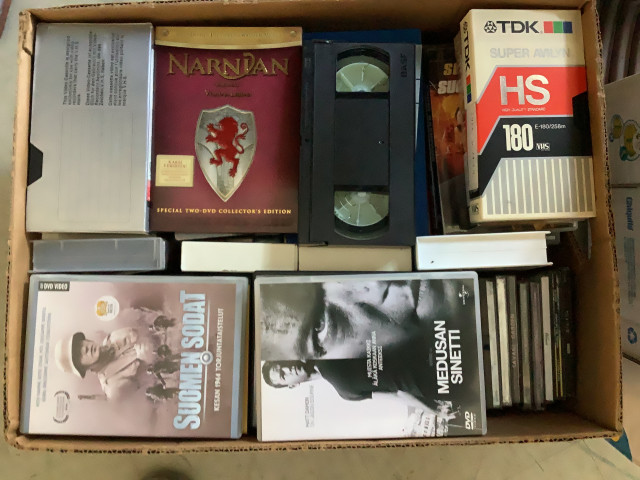 Laatikollinen cd- musiikkia, elokuvia ja vhs-elokuvia